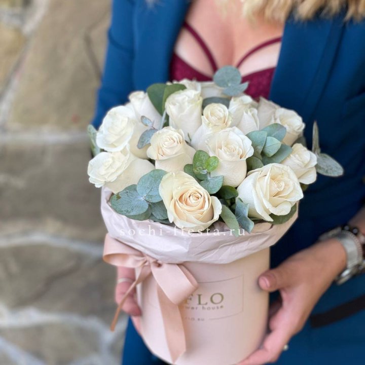 Цилиндр из белых роз в Сургуте