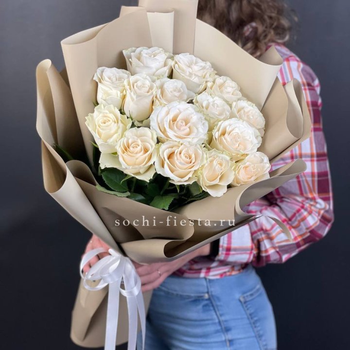 15 белых роз кофе в Сургуте