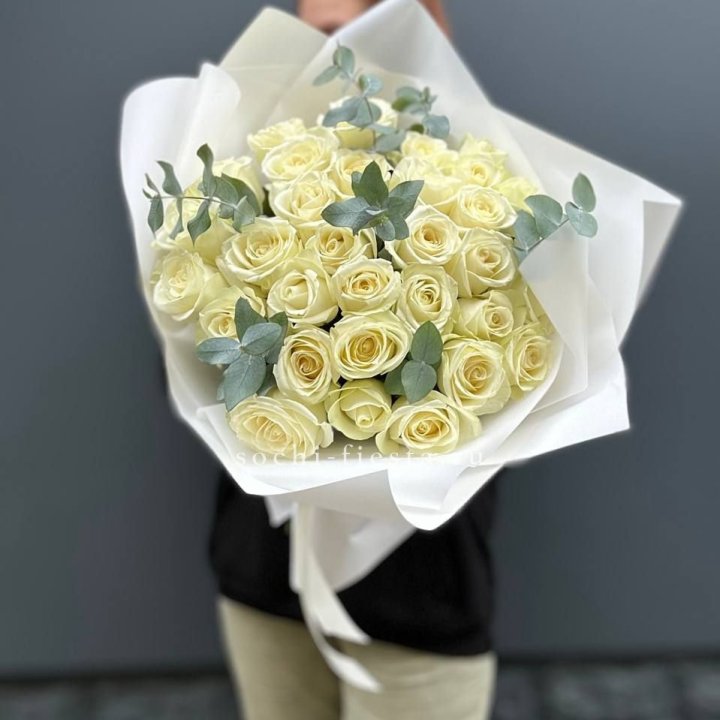 31 белая роза с эвкалиптом в Сургуте