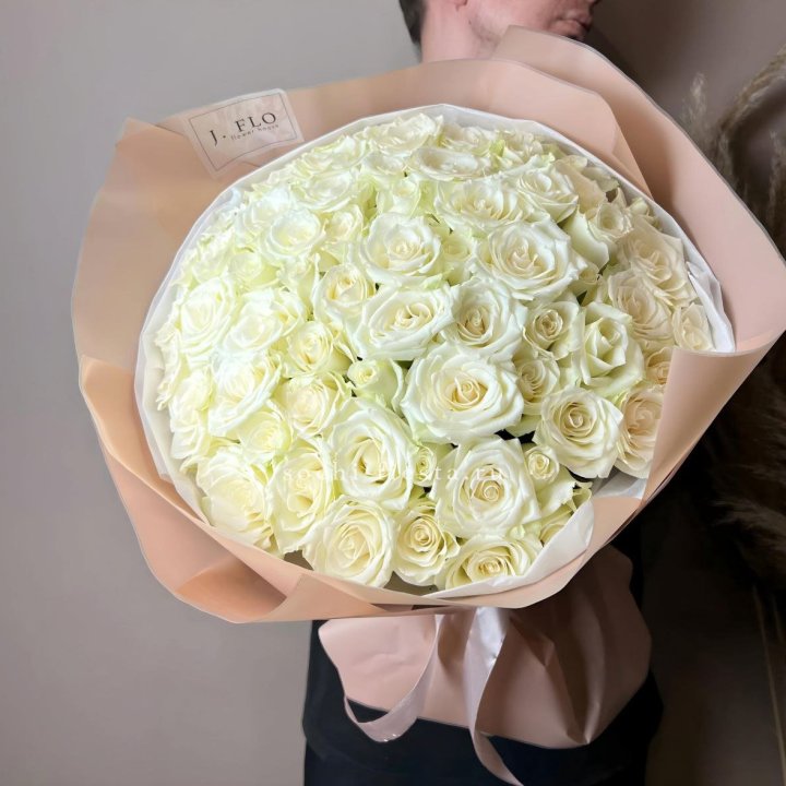 51 белая  роза в оформлении в Сургуте