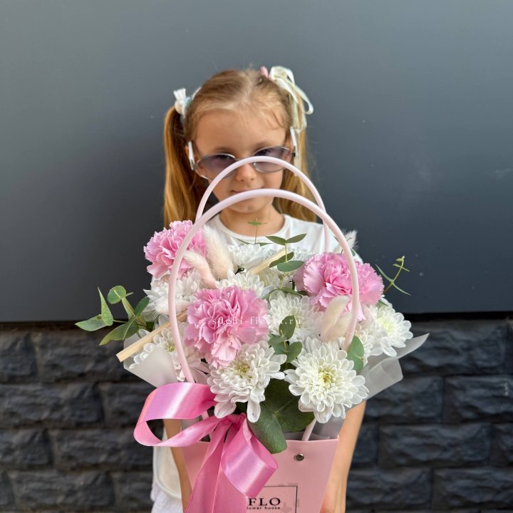 Сумочка из стойких хризантем и диантуса в Сургуте