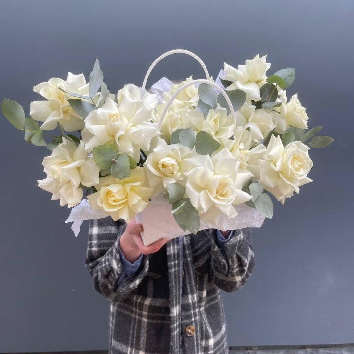 15 белых роз в сумочке в Сургуте