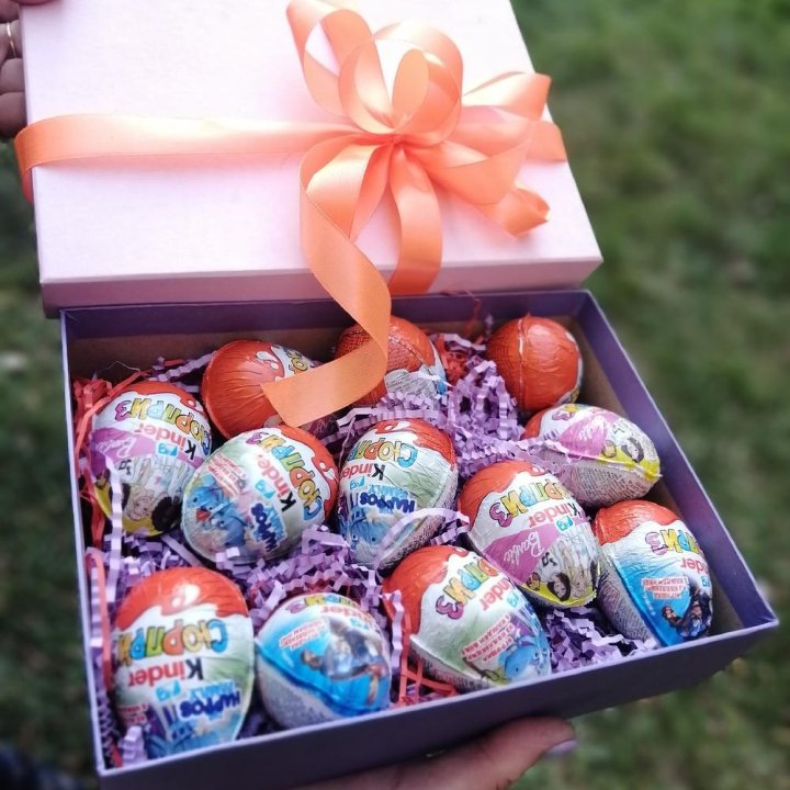 Коробка с киндерами в Сургуте