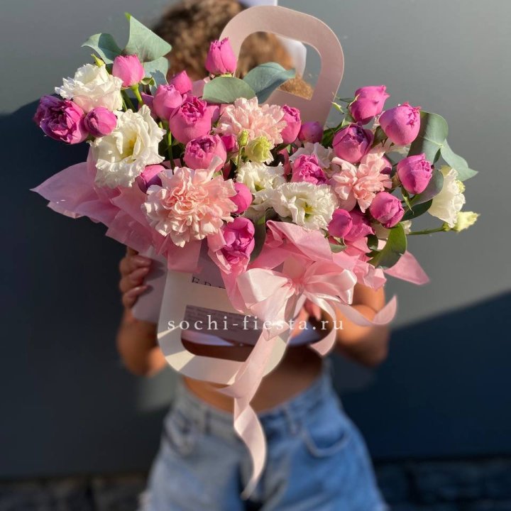 Сумочка с кустовой розой и диантусами в Сургуте