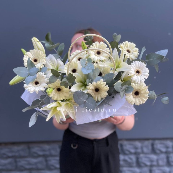 Сумочка лилии и герберы в Сургуте