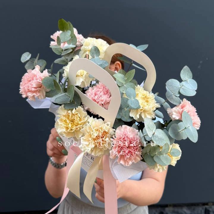 Сумочка из диантусов в Сургуте