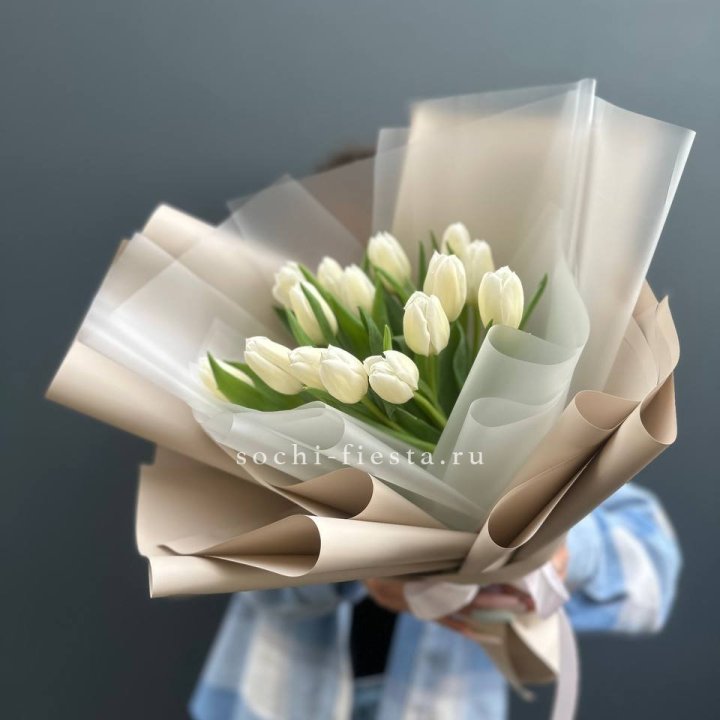 Букет из 15 белых тюльпанов в Сургуте