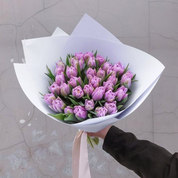 35 сиреневых тюльпанов в Сургуте