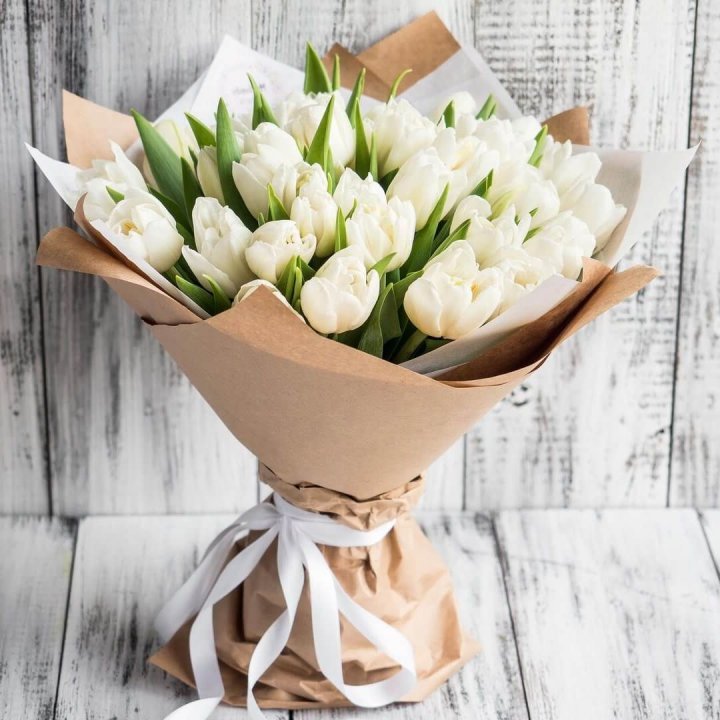 25 белых тюльпанов в Сургуте