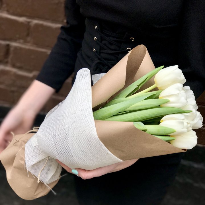 Букет белых тюльпанов в Сургуте