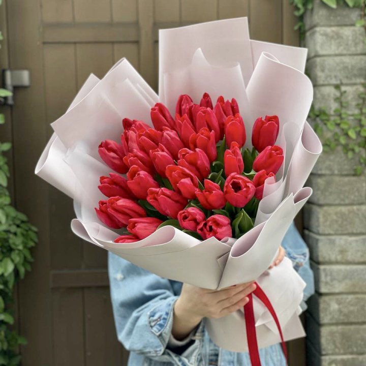 35 красных тюльпанов в Сургуте