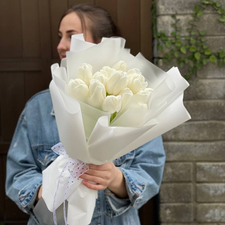 Букет белоснежных тюльпанов в Сургуте