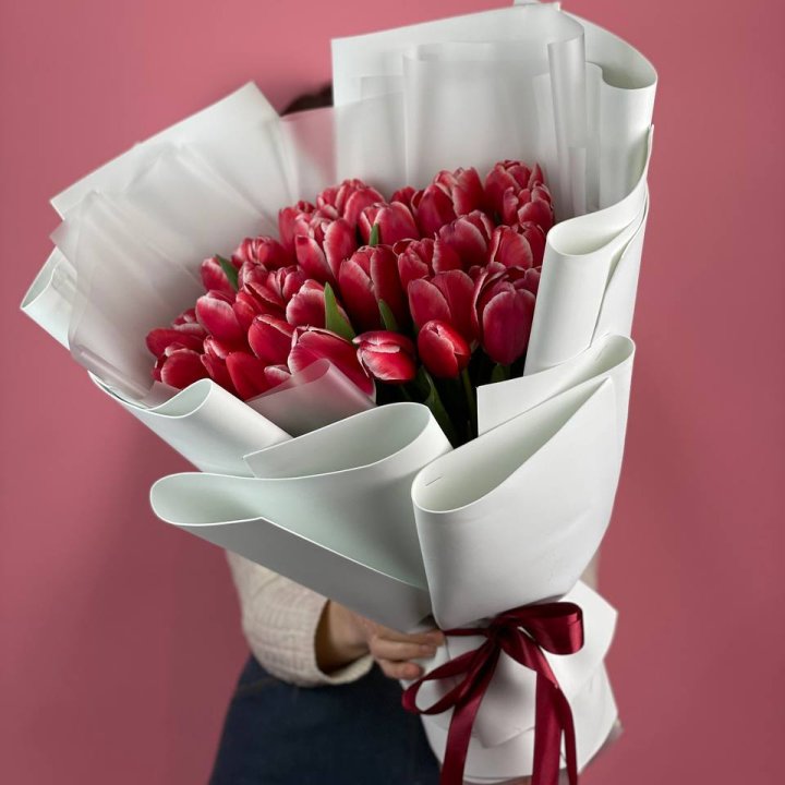 Букет красных тюльпанов в Сургуте